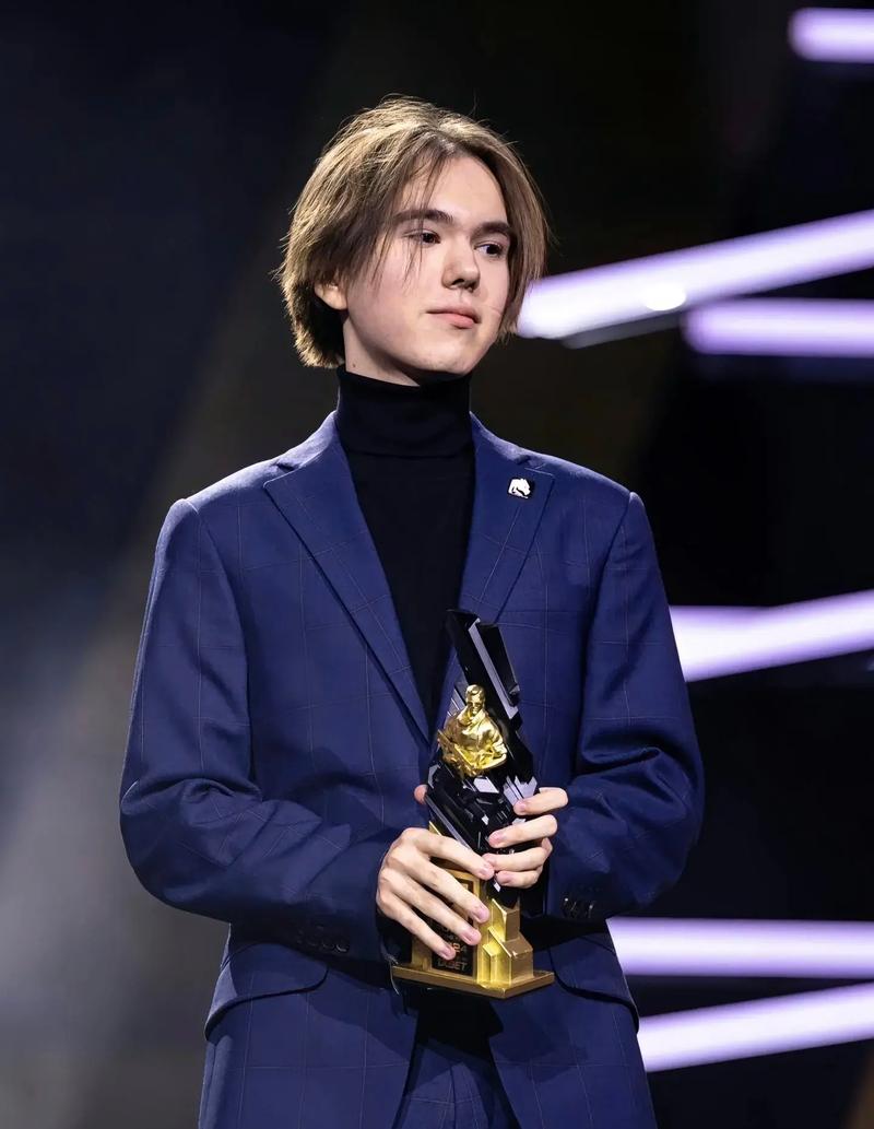 Shiro 蜘蛛在团战中完全缺席。XG的三名核心轮流掌控比赛，率先获得赛点。